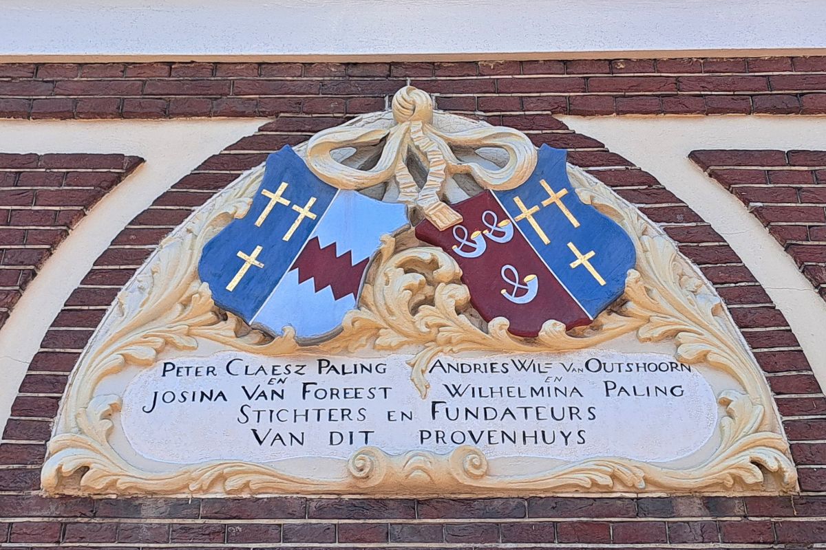 Gevelsteen Hofje Paling en Van Foreest in Alkmaar